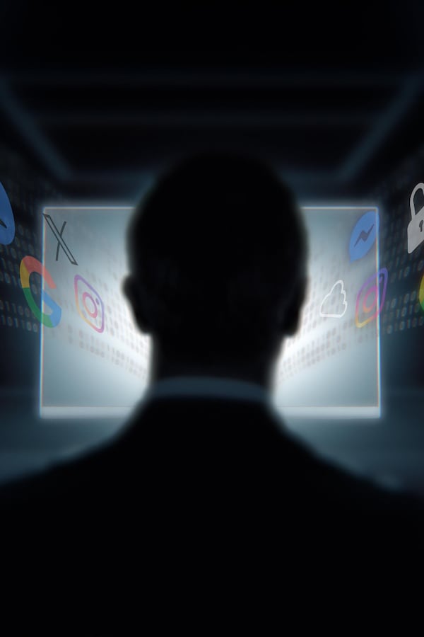 Illustration d'un homme assis devant un écran d'ordinateur. Plusieurs symboles d’applications et de réseaux sociaux semblent être inspirés vers l’écran.