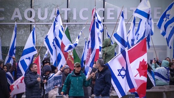 Des manifestants affichent des drapeaux israéliens et canadiens lors d'une contre-manifestation au campement propalestinien à l'UBC le 5 mai 2024.  