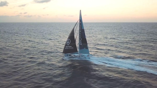 Un bateau navigue sur la mer.