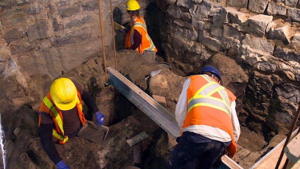 Des archéologues en plein travail.