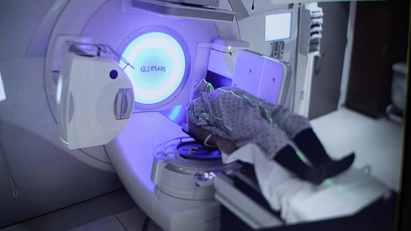 Une personne qui entre dans une machine pour faire un IRM.