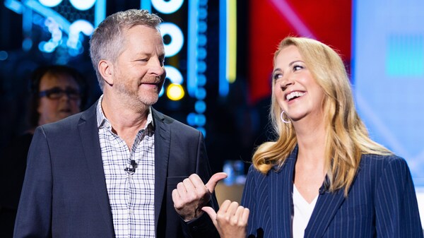 André Robitaille et Mélanie Maynard se regardent souriants.