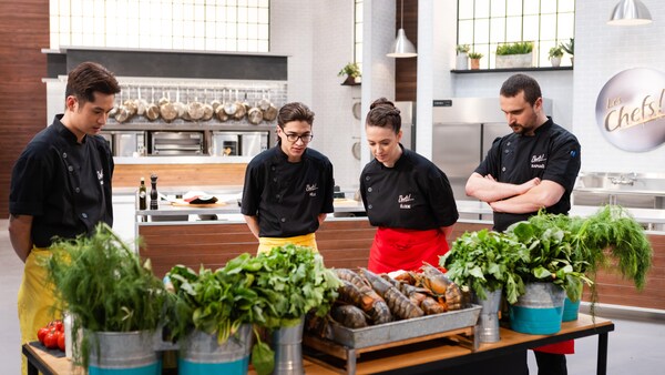Les candidats qui regardent la table des aliments.