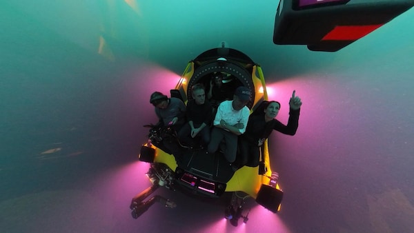 Notre journaliste Julie Dufresne à bord d'un submersible au fond de la mer.