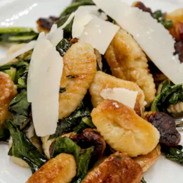 Gnocchis dans une assiette blanche.