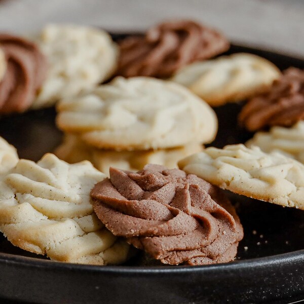 Un plateau de biscuits sablés.