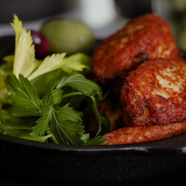 Une assiette de croquettes de morue.