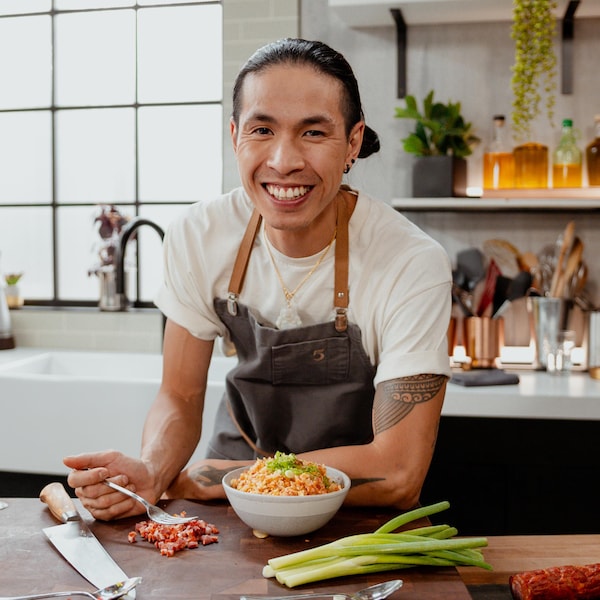 Minh Phat qui présente son riz frit.
