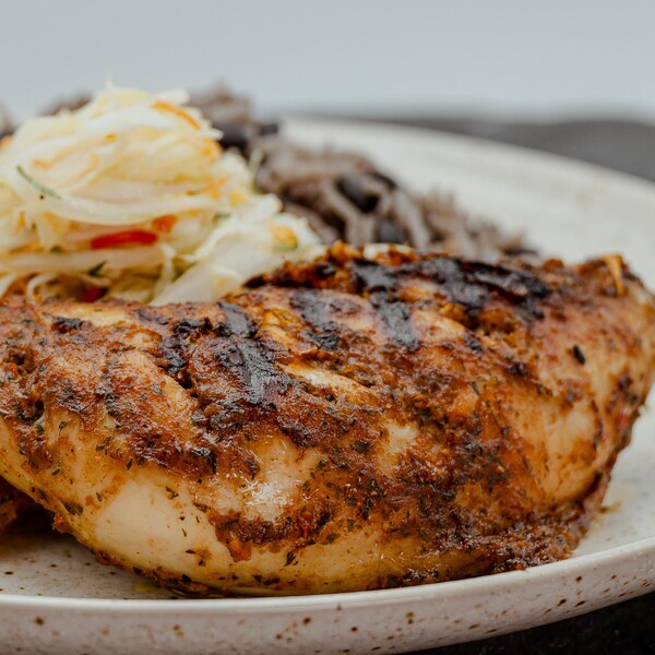 Assiette garnie d'une cuisse de poulet à la jerk.