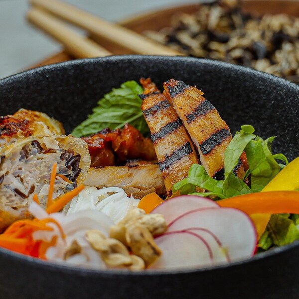 Un bol de poulet grillé à la citronnelle.