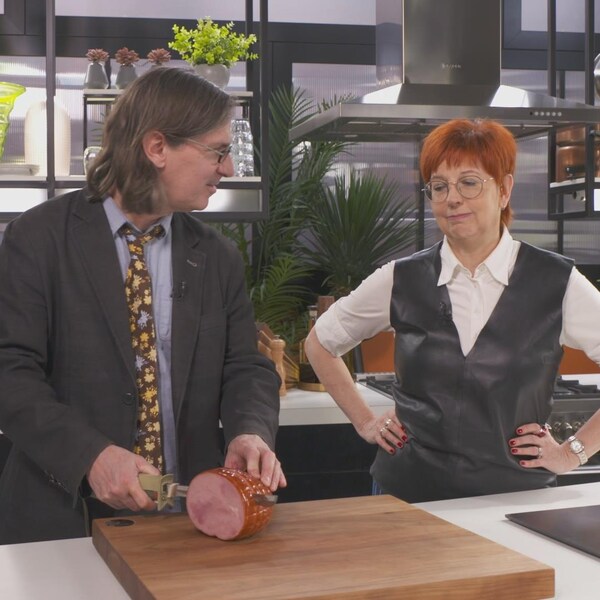Jean-René Dufort et Chantal Lamarre sont dans une cuisine avec un jambon.