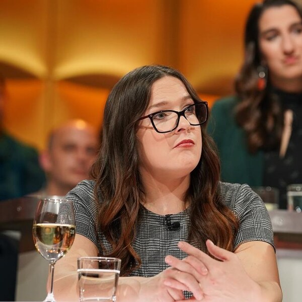 Vicky Harvey est à la table des invités.