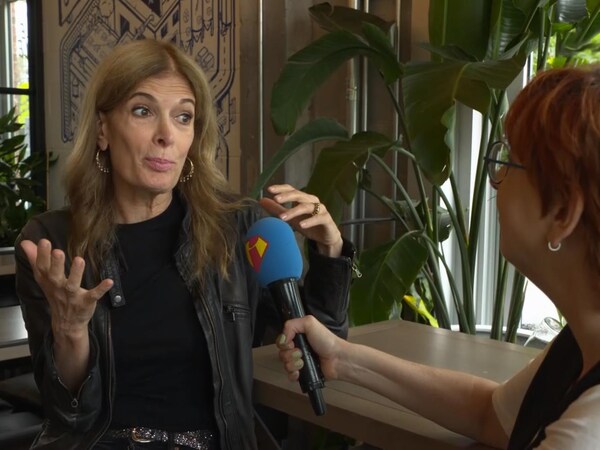 Anne-Marie Cadieux parle dans un micro tenu par Chantal Lamarre.