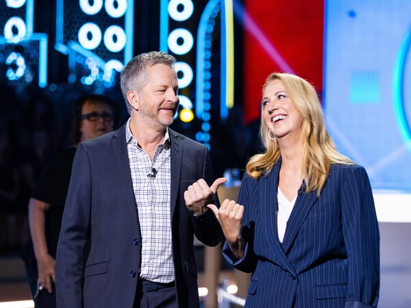 André Robitaille et Mélanie Maynard se regardent souriants.