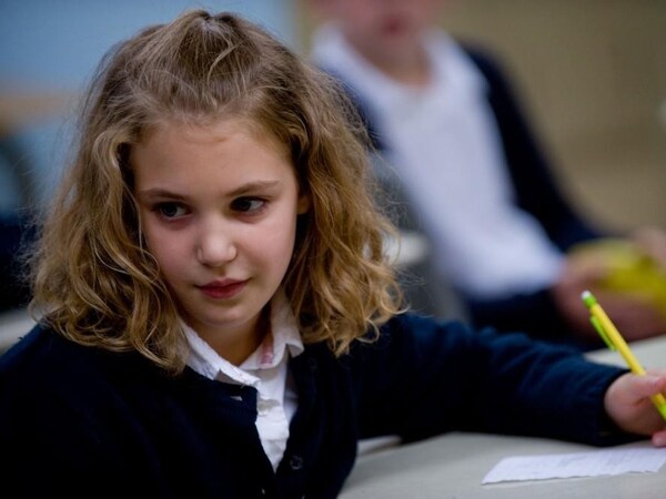 Une enfant (Sophie Nélisse) en classe.