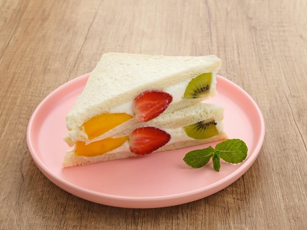 Un sandwich fait de pain blanc de fruits.