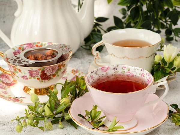 Trois tasses de thé sur une table.