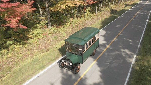 Un vieil autobus sur une route.