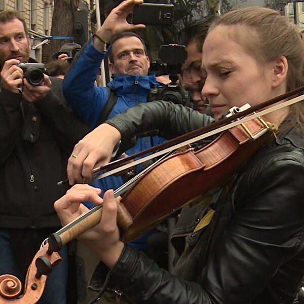 Une violoniste dans la rue à Paris