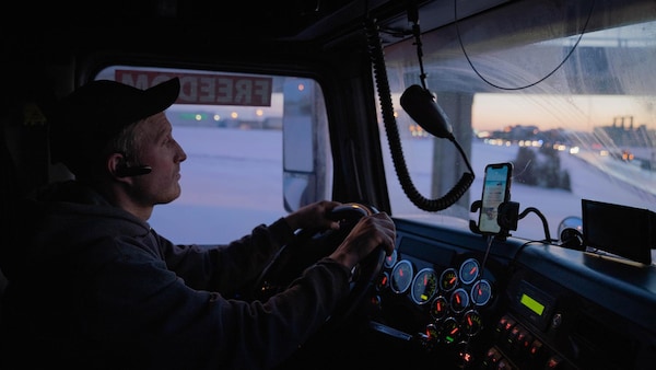 Louis Martin dans son camion.