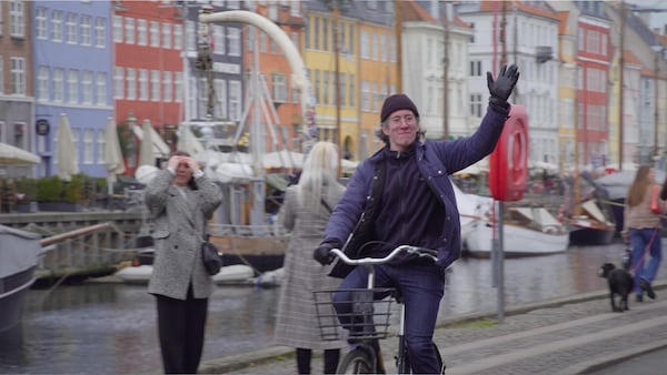 Le journaliste Olivier Arbour-Masse sur un vélo au Danemark.