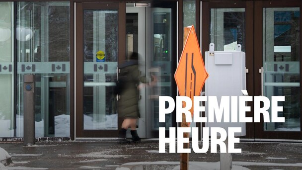 Un fonctionnaire entre dans l'Édifice Lester B. Pearson. 