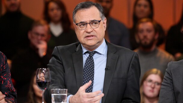 Karl Weiss parle autour de la table des invités sur le plateau de Tout le monde en parle.