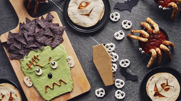 Une tablée d’Halloween avec une trempette Frankenstein, des araignées au parmesan, des monstres en quesadilla et des bretzels en fantômes.