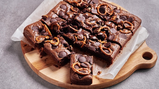Un brownie double chocolat aux bretzels coupé en morceaux.