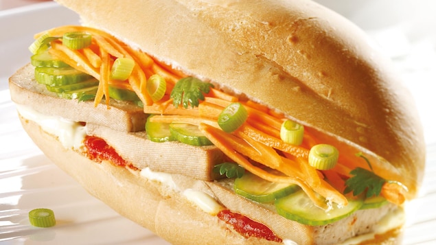 Un sandwich banh mi dans une assiette.