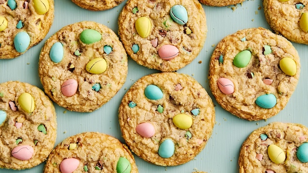Des biscuits aux petits œufs de Pâques.
