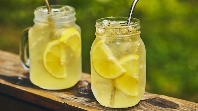Deux verres remplis de limonade.