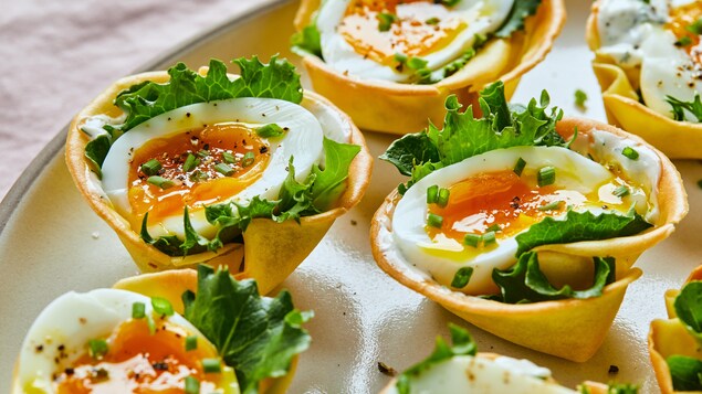 Dans une grande assiette, des petits nids aux œufs y sont déposés.