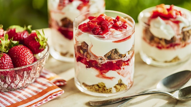 Un parfait aux fraises prêt à être dégusté.