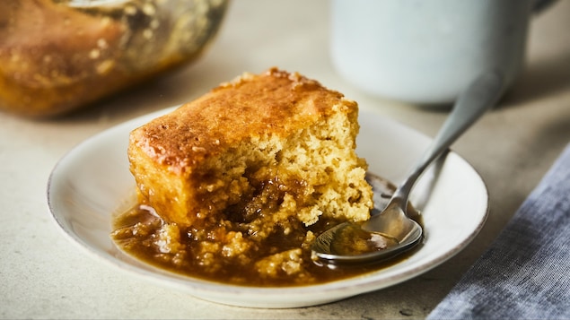 Portion de pouding chômeur à l'érable dans une assiette.
