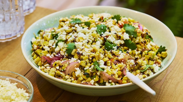 Une salade de maïs grillé dans un bol.
