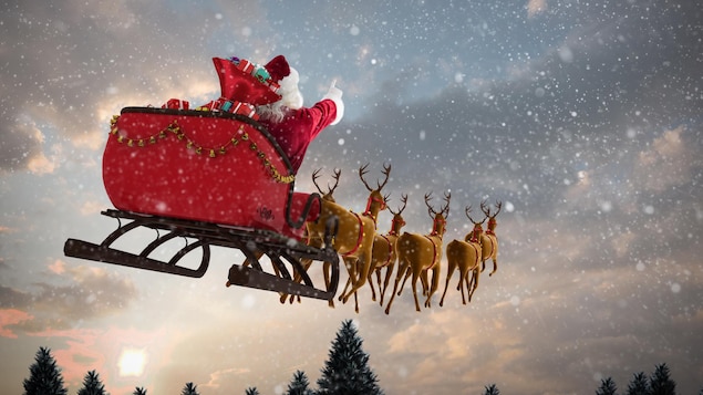 Une image du père Noël dans le ciel installé dans son traineau et guidé par les rennes.  
