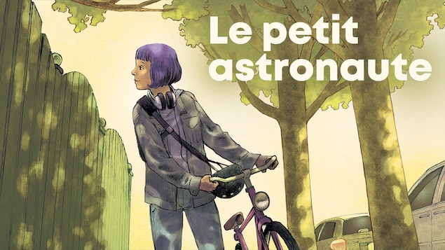 Page couverture du livre Le petit astronaute. Un garçon aux cheveux mauves marche aux côtés de son bicycle.
