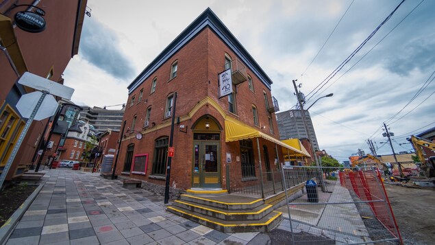 Une éclosion dans un restaurant de Hull ravive la question de la vaccination des employés Une éclosion dans un restaurant de Hull ravive la question de la vaccination des employés