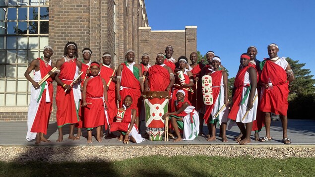 Le groupe Abahebera derrière le tambour principal, Ingoma, qui porte ledrapeau Burundais.