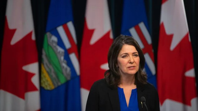 Danielle Smith tend la main à Ottawa sur le projet loi sur la « transition équitable »