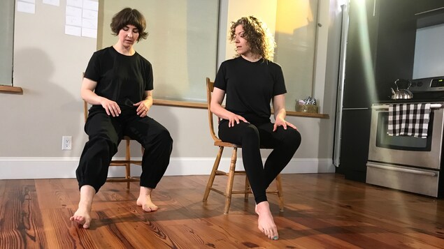 Johanna Bundon et Alexis Normand, assises sur des chaises, répétition du pas de deux.