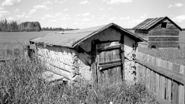 Une photo d'une grange en noir et blanc.