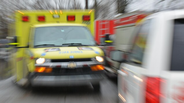 Des ambulanciers paramédicaux sonnent l’alarme après le décès d’une femme à Granby