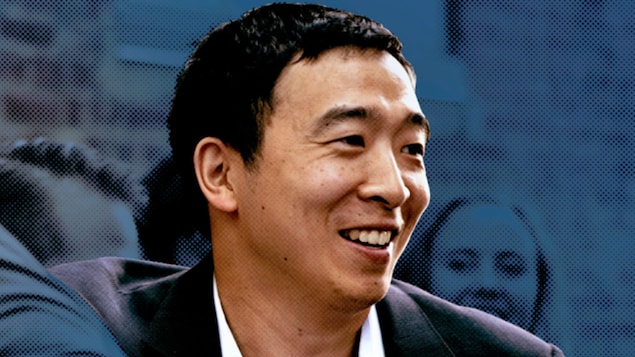 Andrew Yang, souriant, regardant vers la droite.