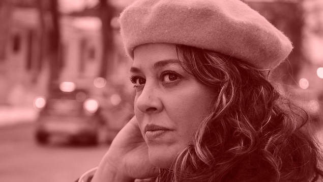 Portrait de la chanteuse Andrina Turenne dehors devant une rue où circulent des voitures.