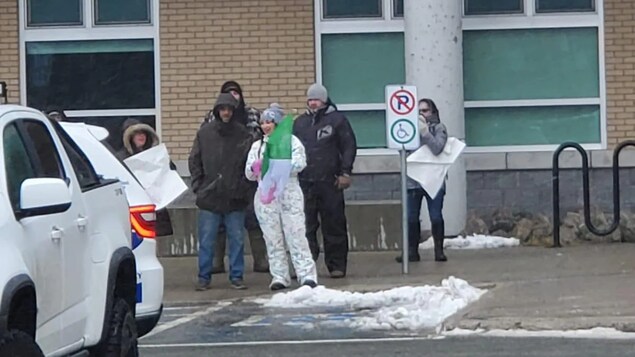 Des manifestants empêchent la vaccination à Saint-Jean, T.-N.-L.