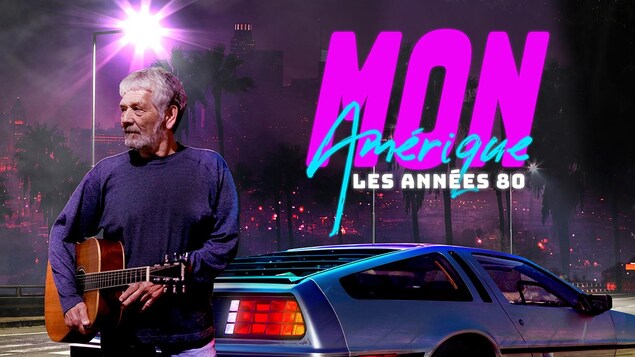 Michel Lalonde tenant une guitare près d'une voiture d'un modèle des années 1980, et le logo titre de la série est incrusté dans l'image. 
