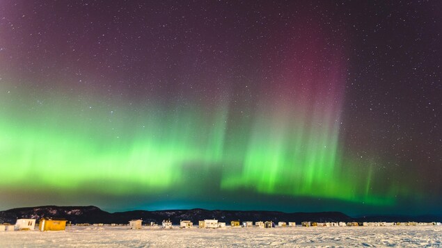 Des aurores boréales au-dessus de La Baie en hiver.