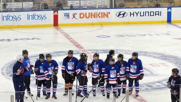 Des hockeyeuses de la Première Nation Big River s’entraînent au Madison Square Garden